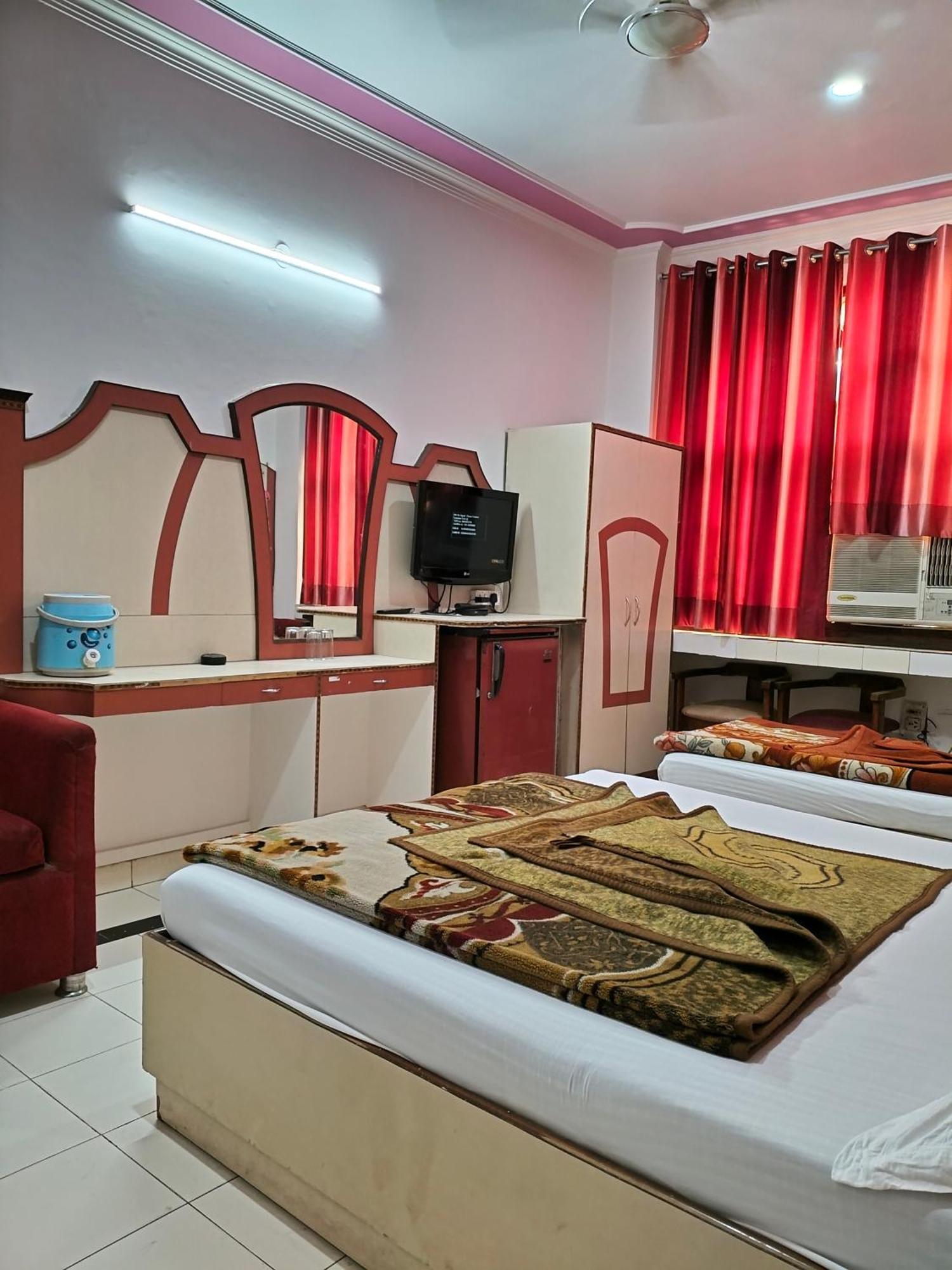 Hotel Yatri International Yeni Delhi Dış mekan fotoğraf