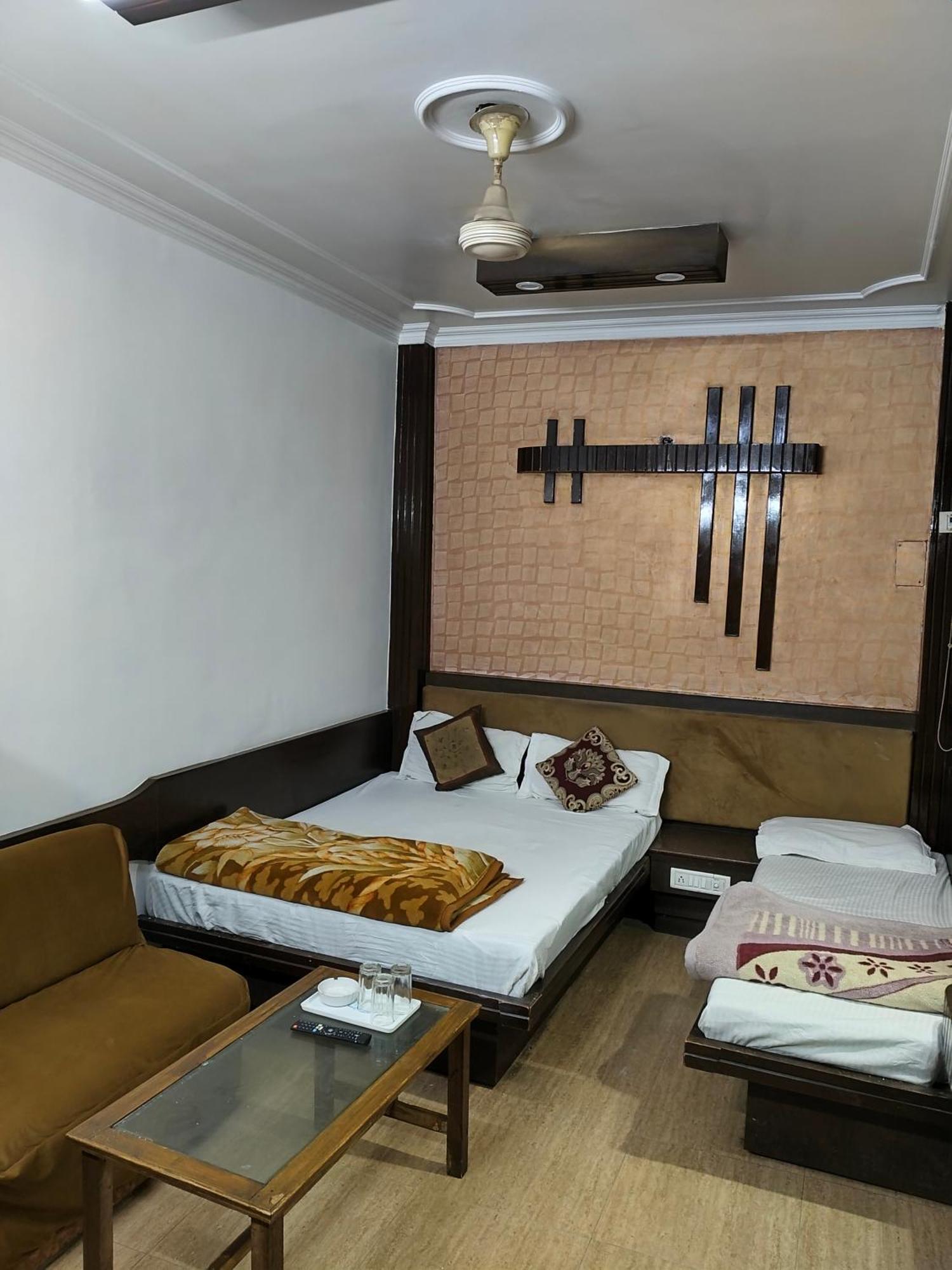 Hotel Yatri International Yeni Delhi Oda fotoğraf