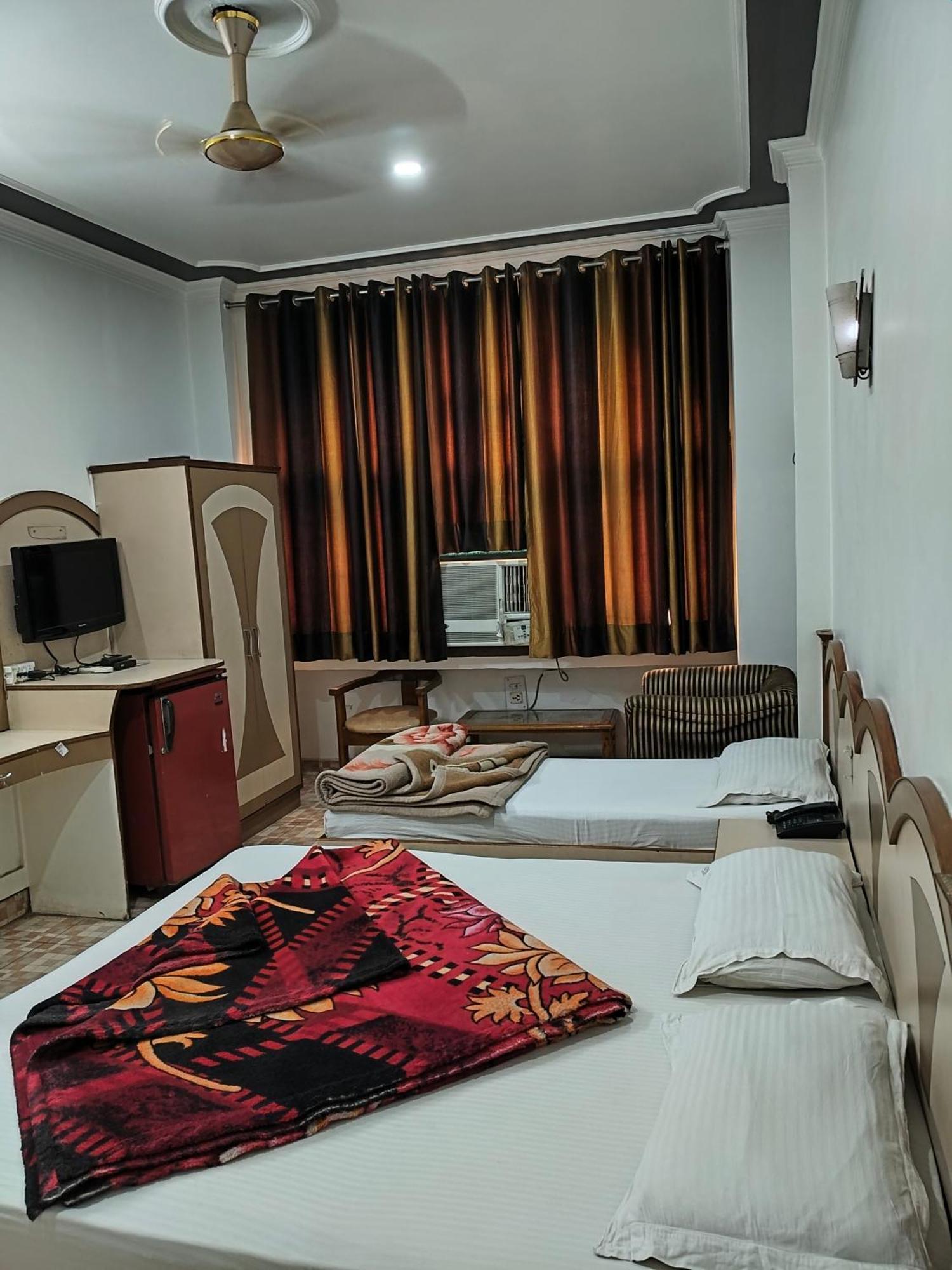 Hotel Yatri International Yeni Delhi Oda fotoğraf