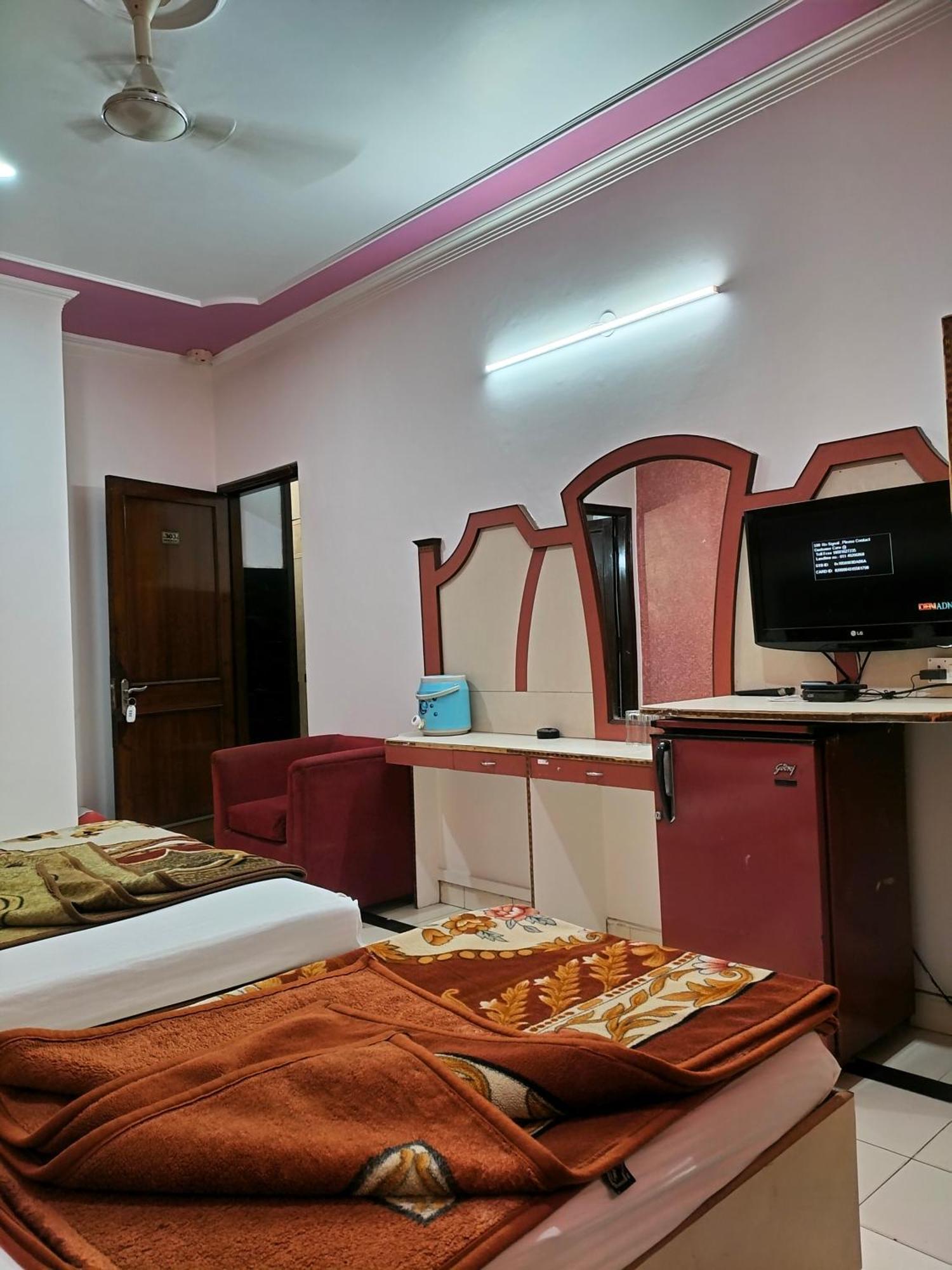 Hotel Yatri International Yeni Delhi Oda fotoğraf