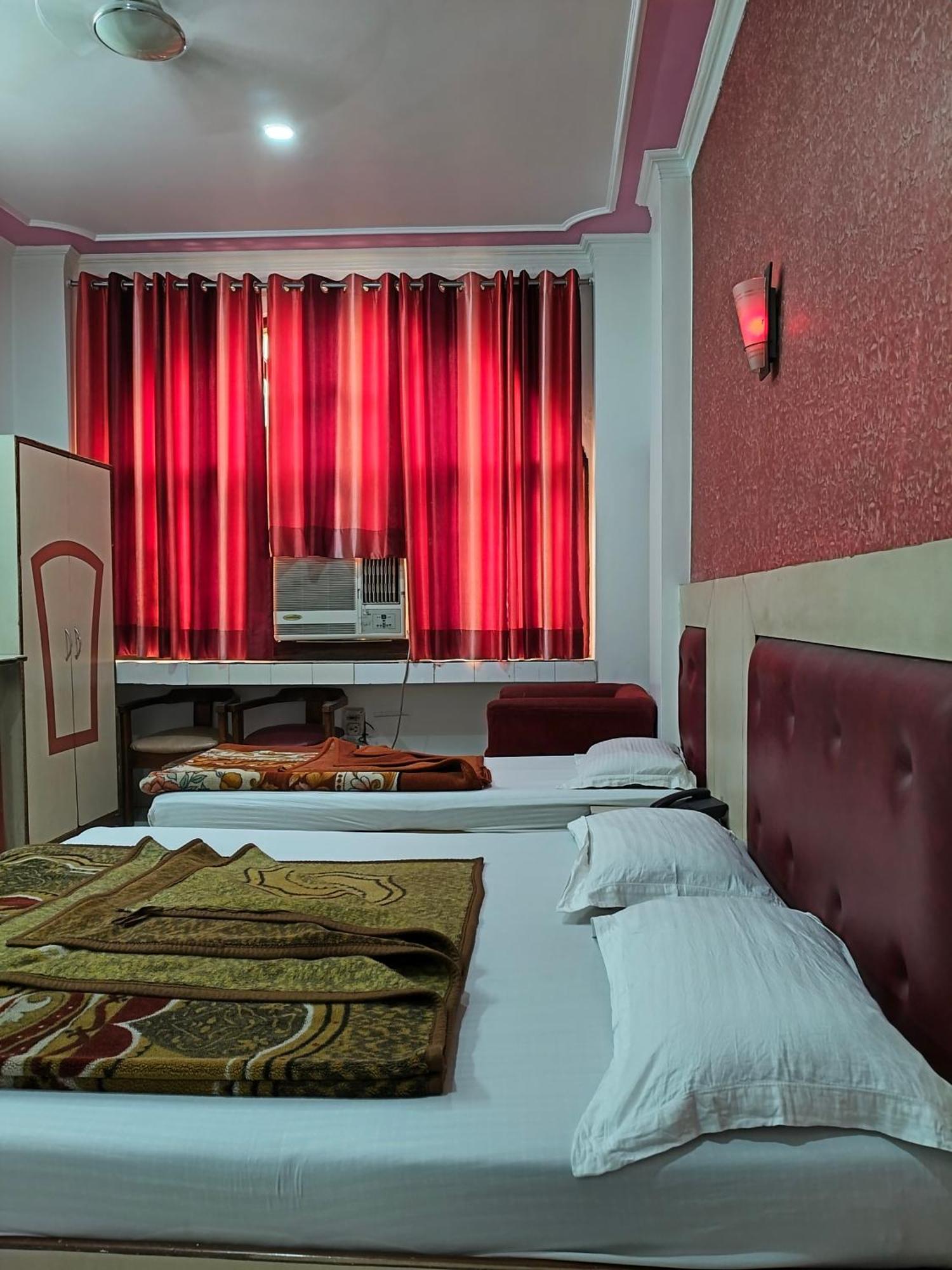 Hotel Yatri International Yeni Delhi Dış mekan fotoğraf