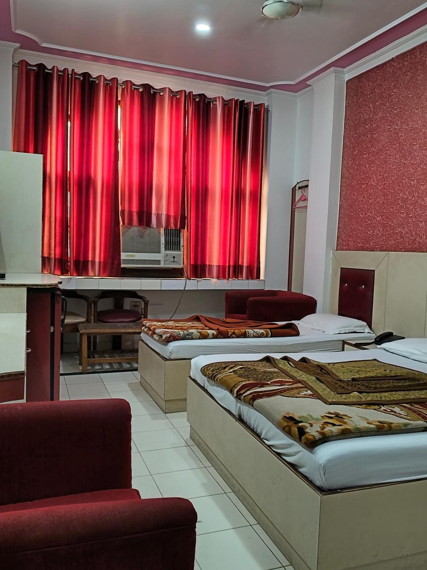 Hotel Yatri International Yeni Delhi Oda fotoğraf