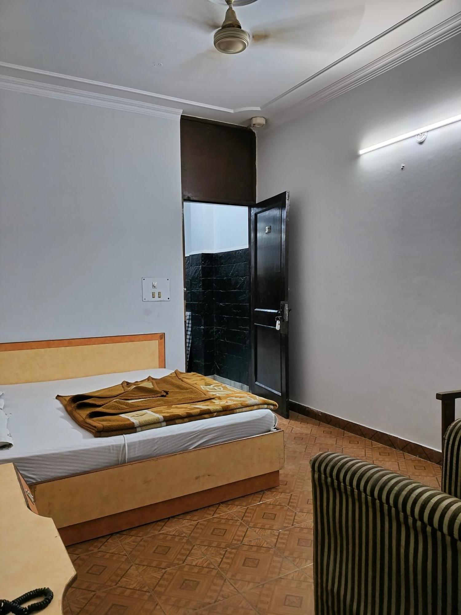 Hotel Yatri International Yeni Delhi Oda fotoğraf