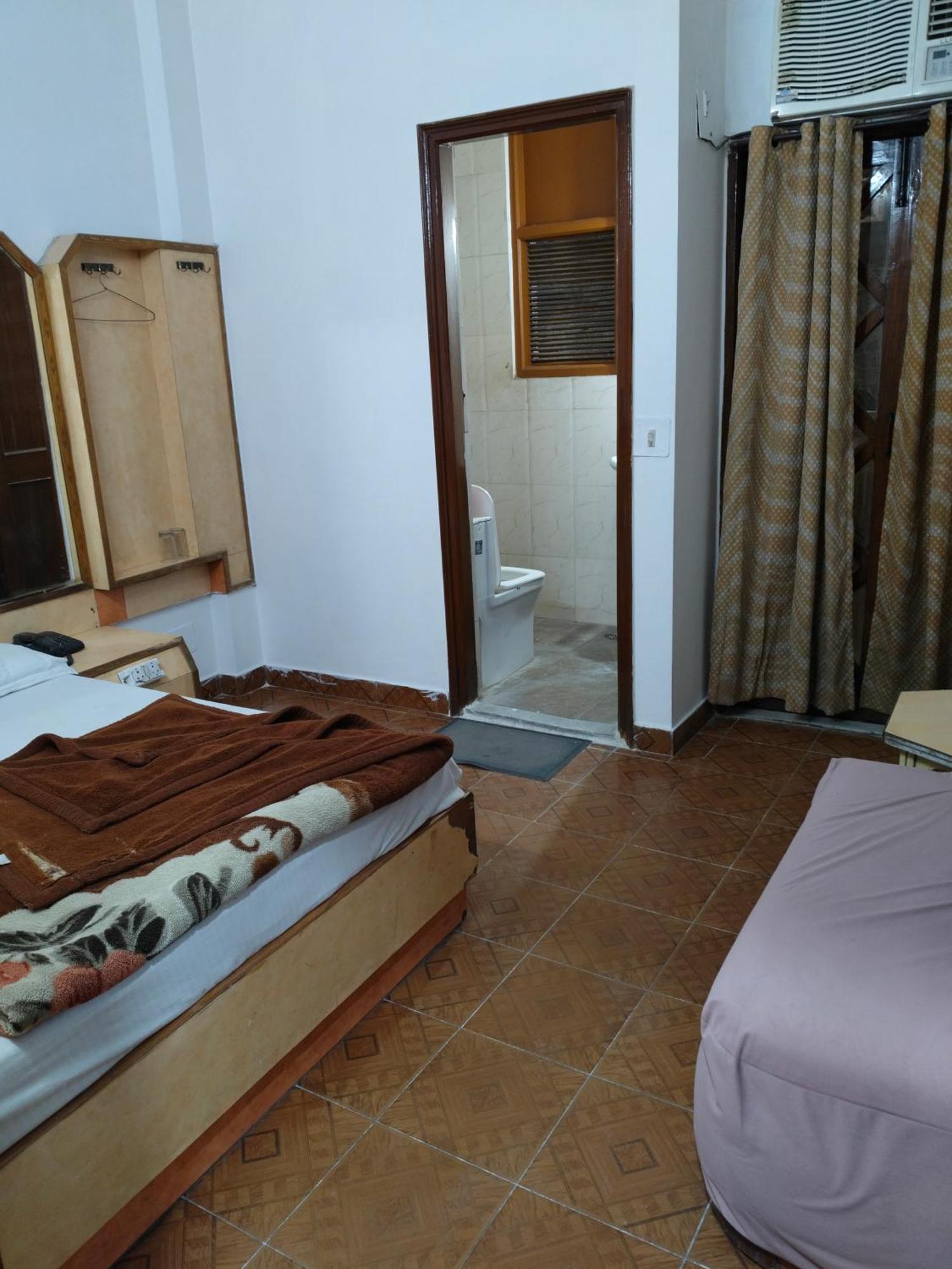Hotel Yatri International Yeni Delhi Oda fotoğraf