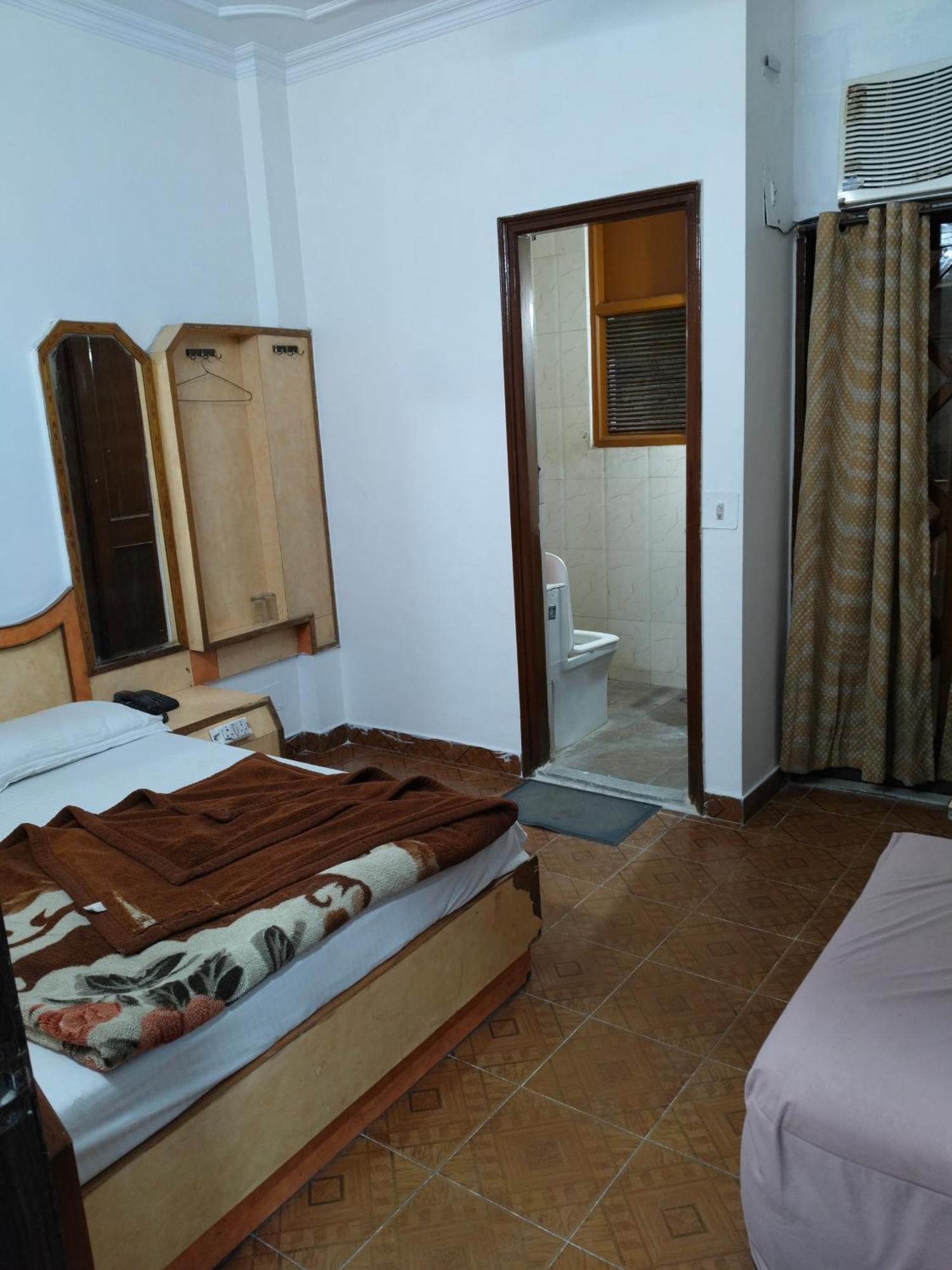 Hotel Yatri International Yeni Delhi Oda fotoğraf
