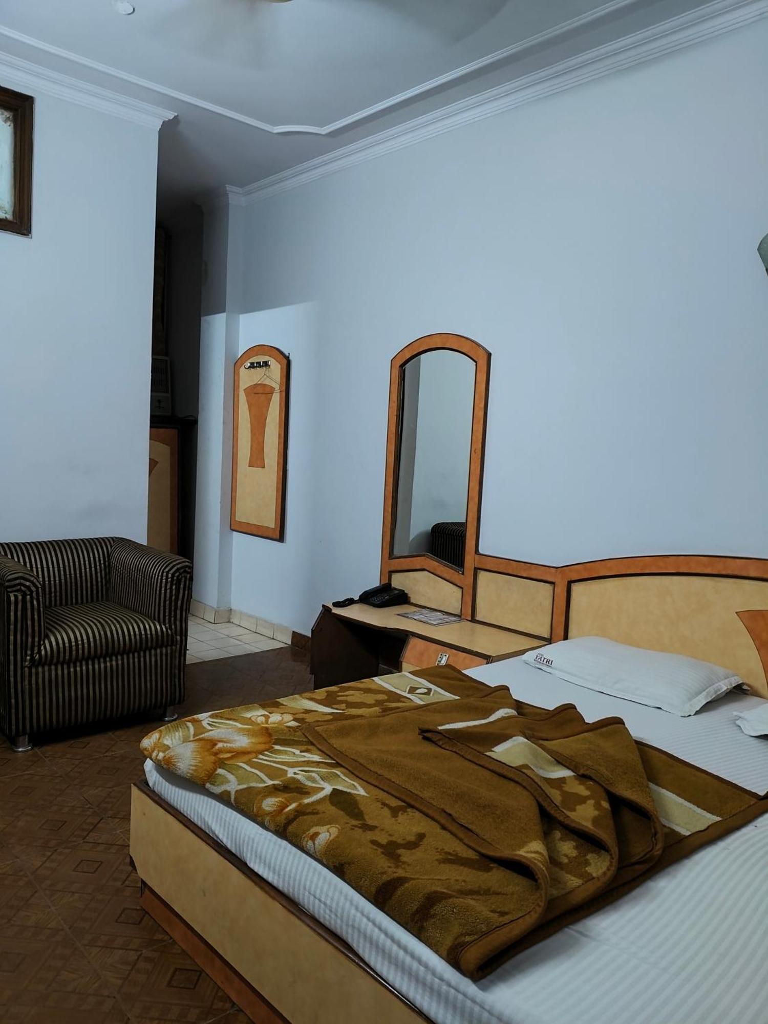 Hotel Yatri International Yeni Delhi Oda fotoğraf