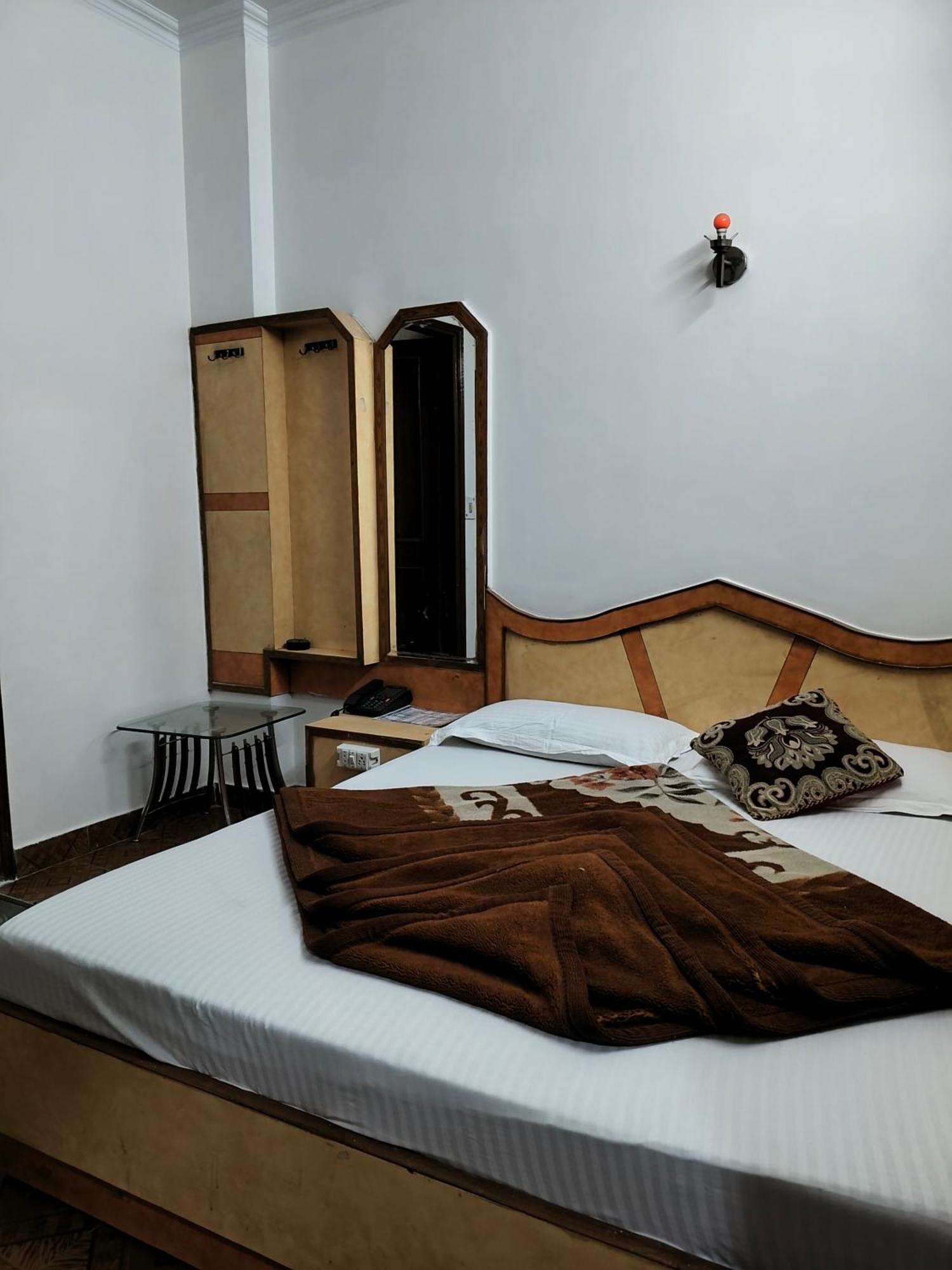 Hotel Yatri International Yeni Delhi Oda fotoğraf