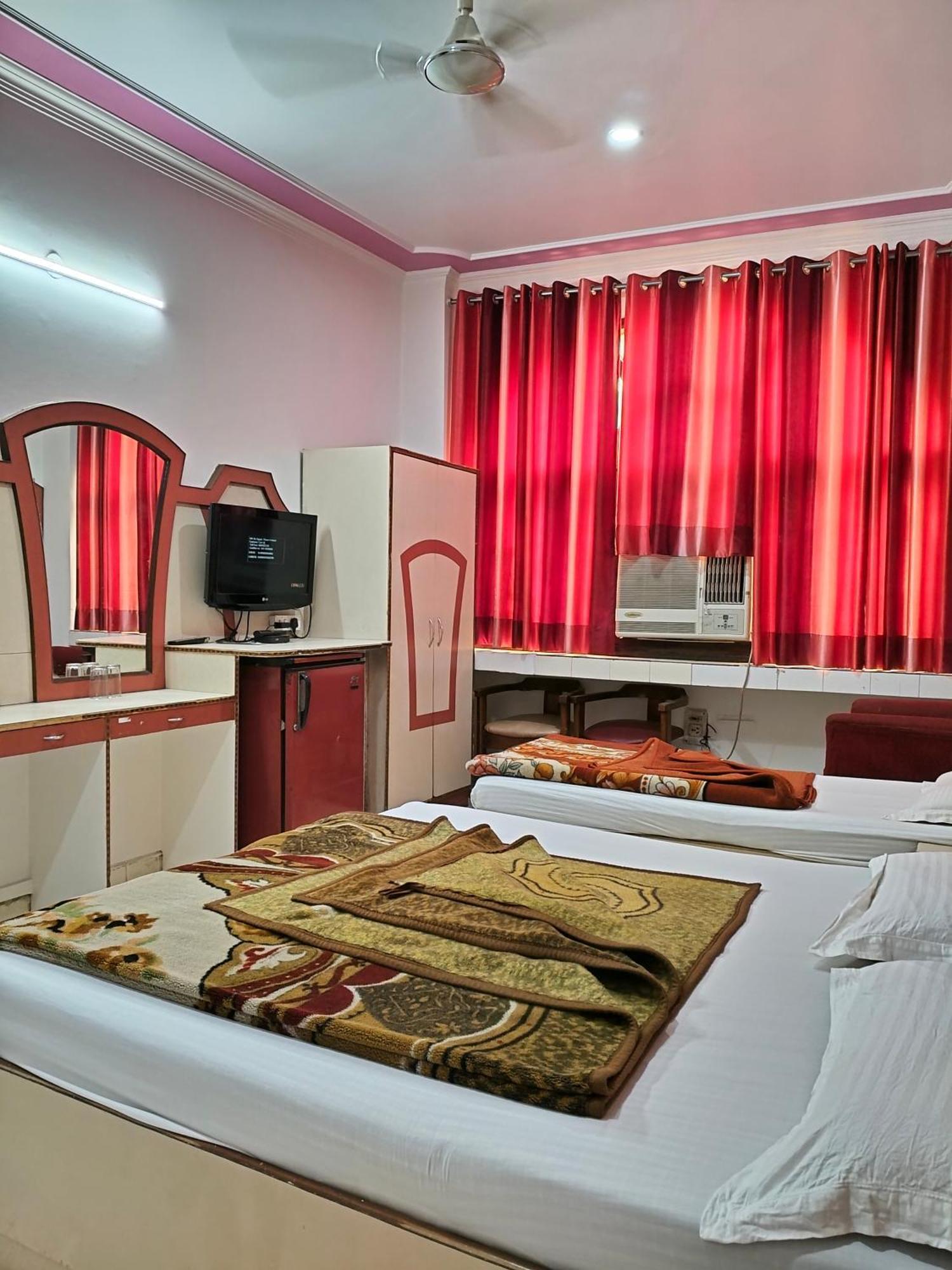 Hotel Yatri International Yeni Delhi Oda fotoğraf