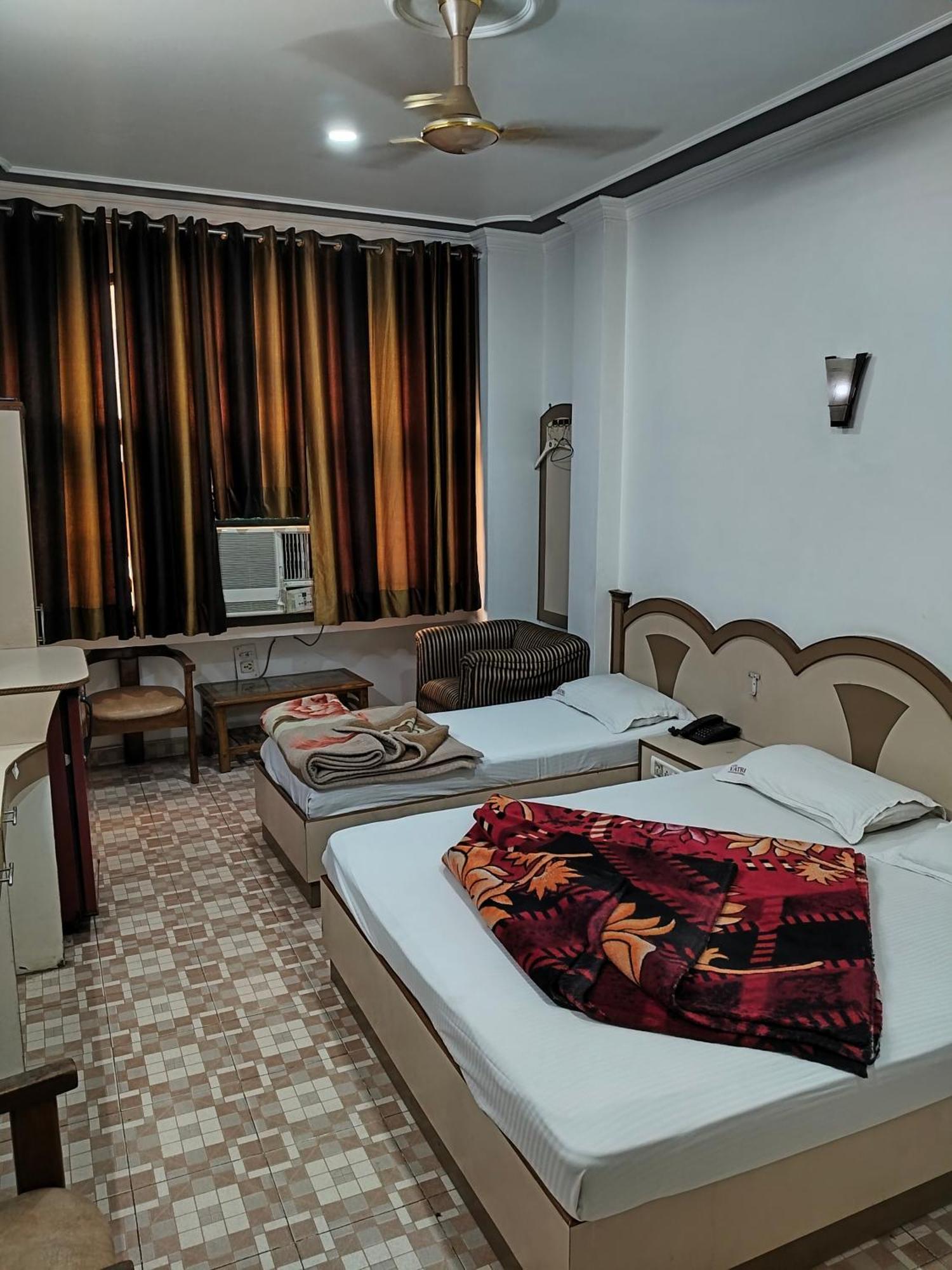 Hotel Yatri International Yeni Delhi Oda fotoğraf