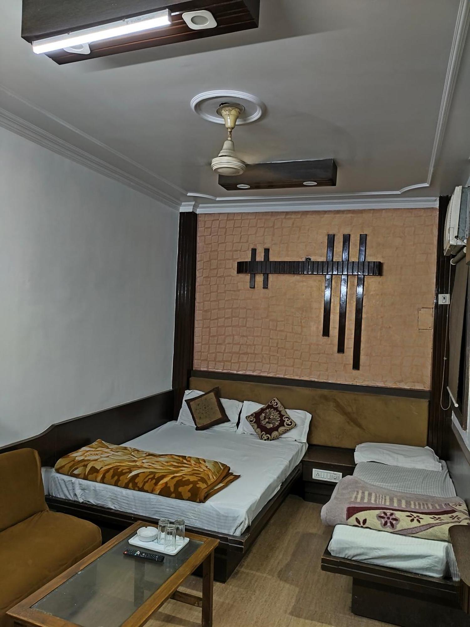 Hotel Yatri International Yeni Delhi Oda fotoğraf