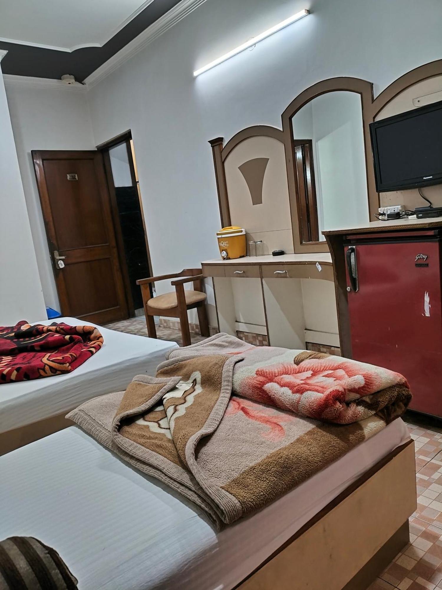 Hotel Yatri International Yeni Delhi Oda fotoğraf