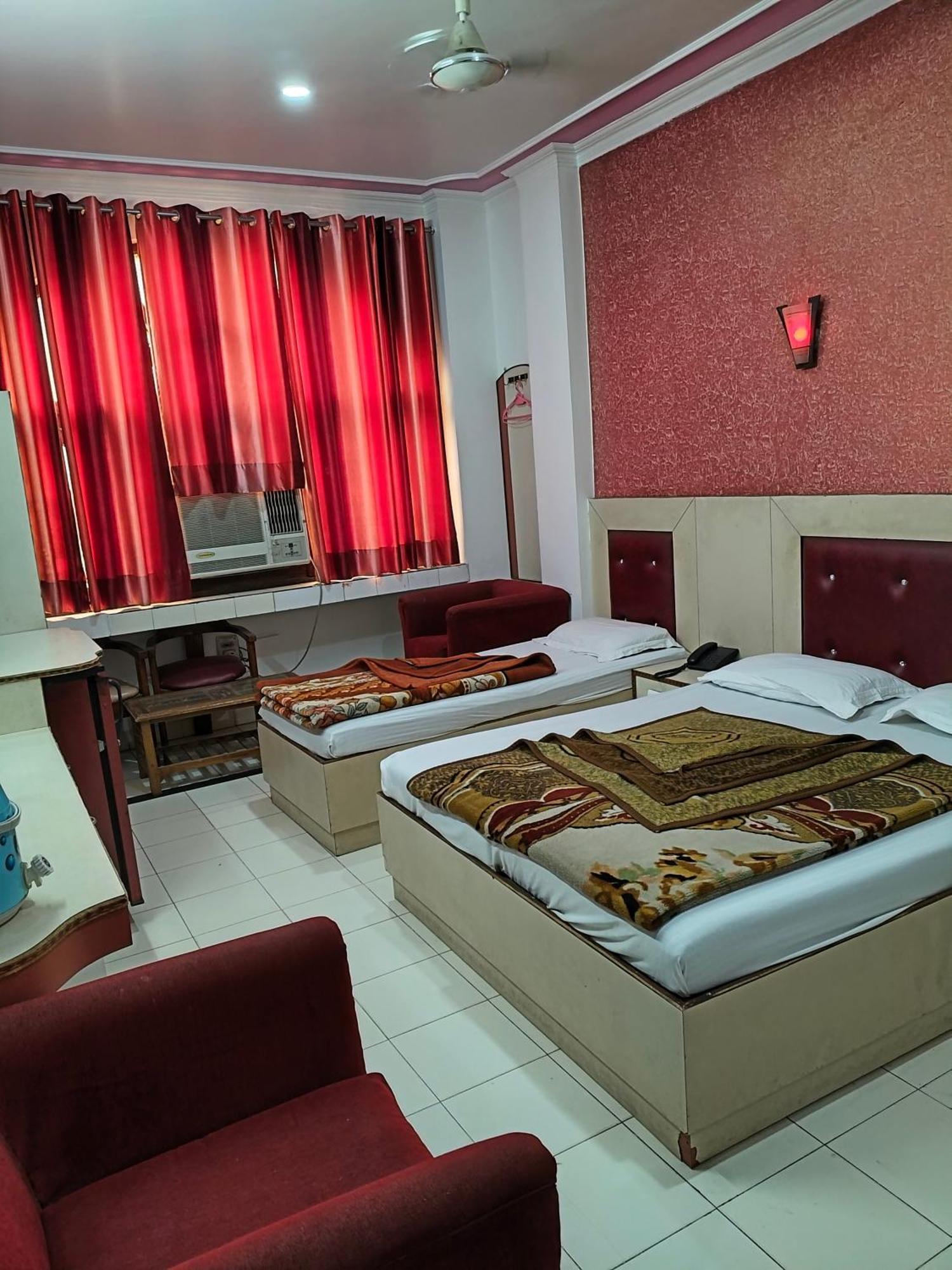 Hotel Yatri International Yeni Delhi Oda fotoğraf