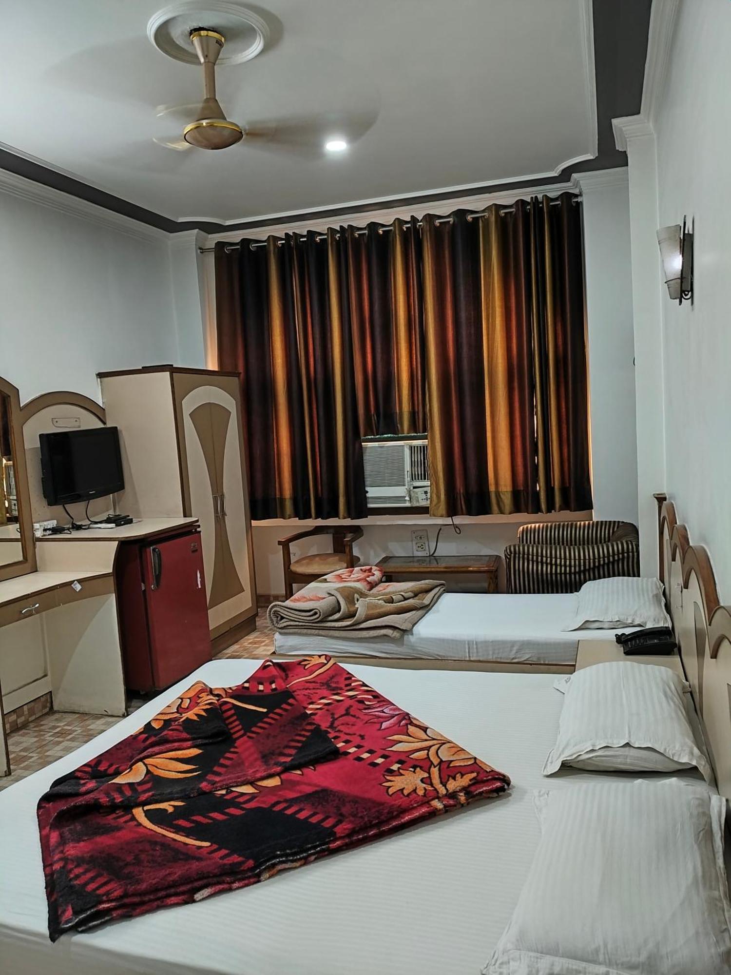 Hotel Yatri International Yeni Delhi Dış mekan fotoğraf