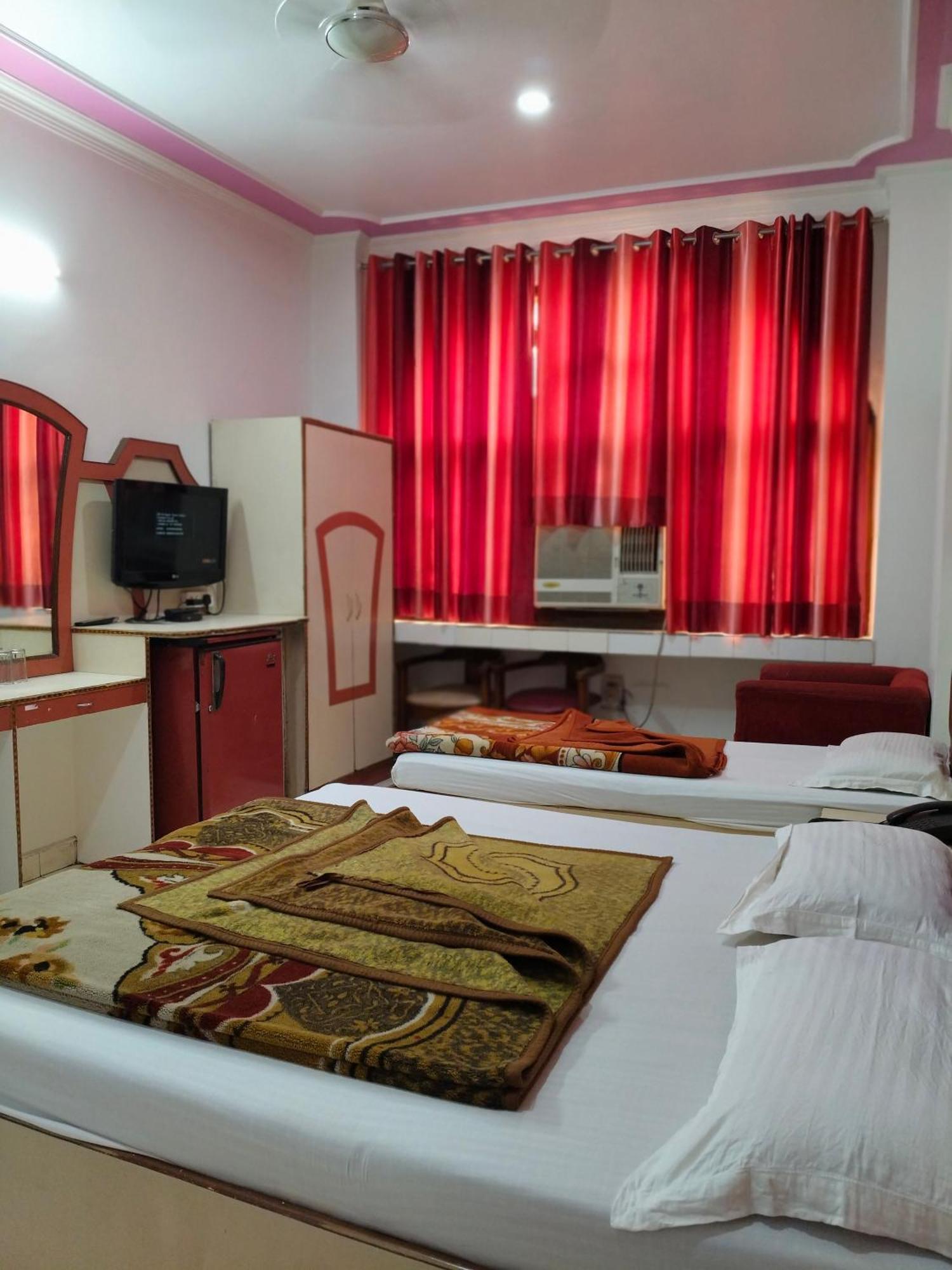 Hotel Yatri International Yeni Delhi Oda fotoğraf