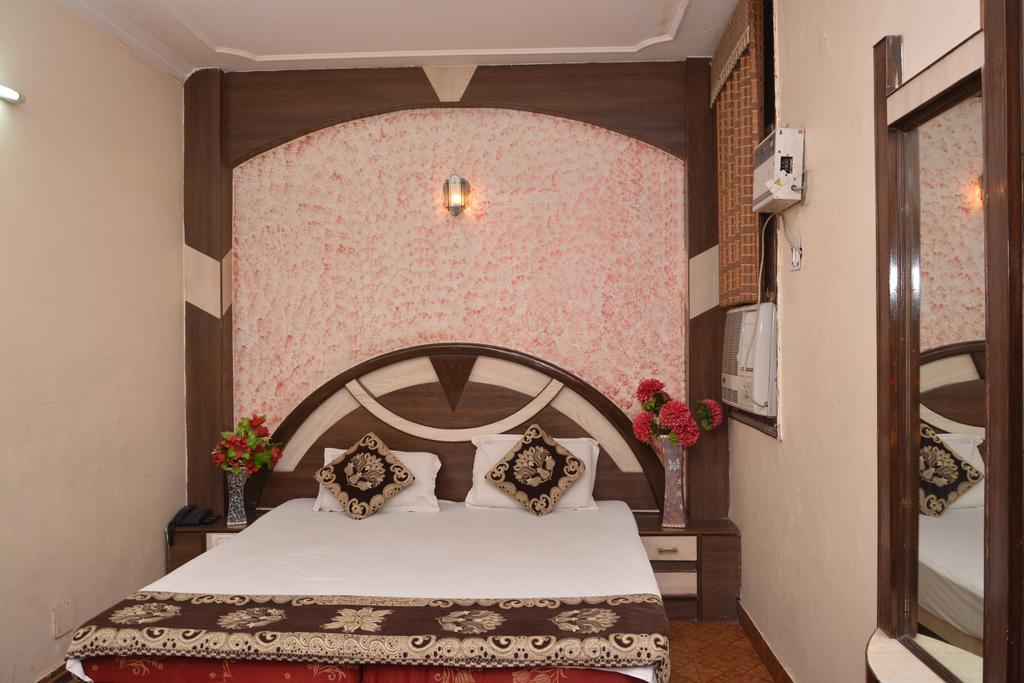 Hotel Yatri International Yeni Delhi Dış mekan fotoğraf