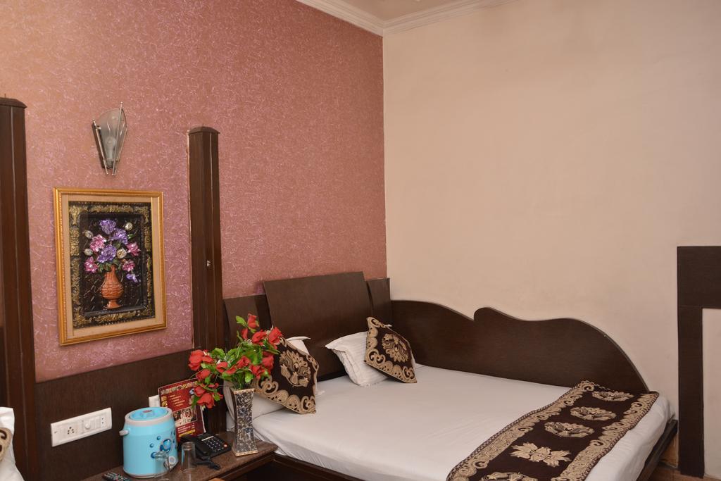 Hotel Yatri International Yeni Delhi Dış mekan fotoğraf