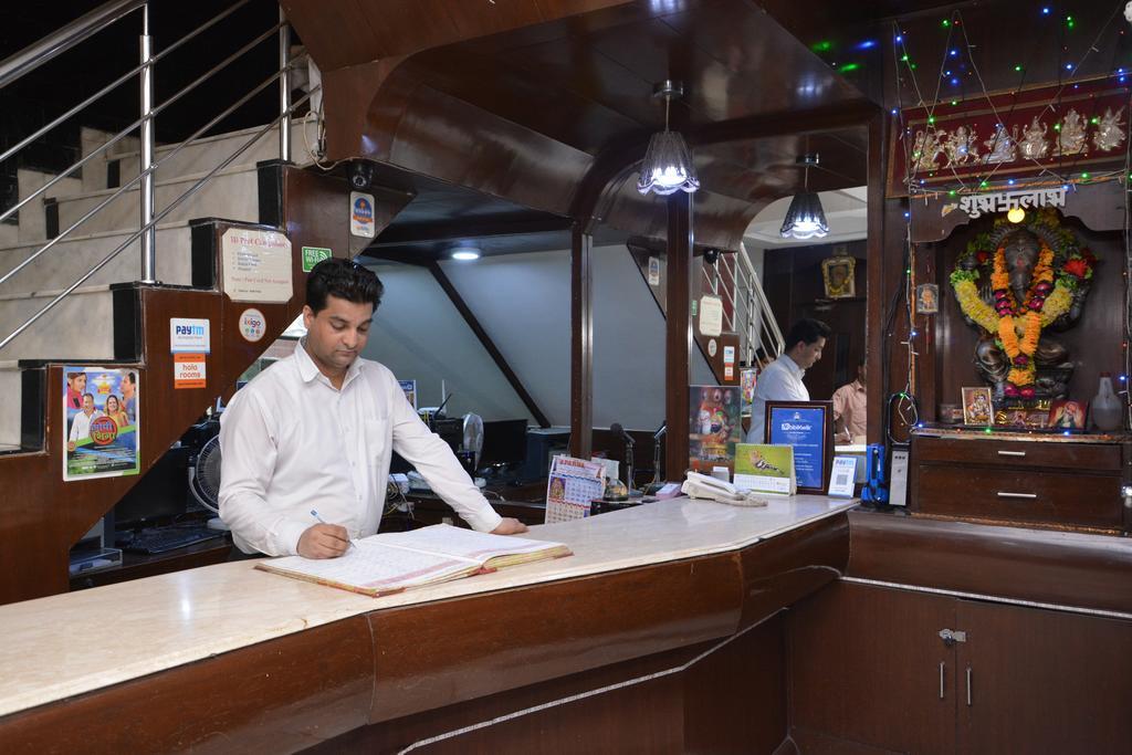 Hotel Yatri International Yeni Delhi Dış mekan fotoğraf